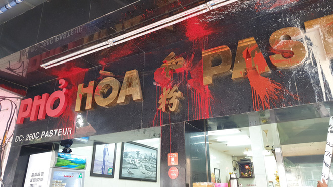 Đề nghị truy tố nhóm giang hồ khủng bố quán phở Hòa Pasteur nổi tiếng Sài Gòn bằng sơn, mắm tôm, gián - Ảnh 4.