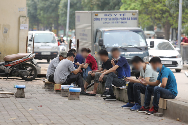 Hà Nội đóng cửa quán cà phê, hàng trà đá vỉa hè vẫn đông đúc người chém gió, đánh cờ - Ảnh 5.