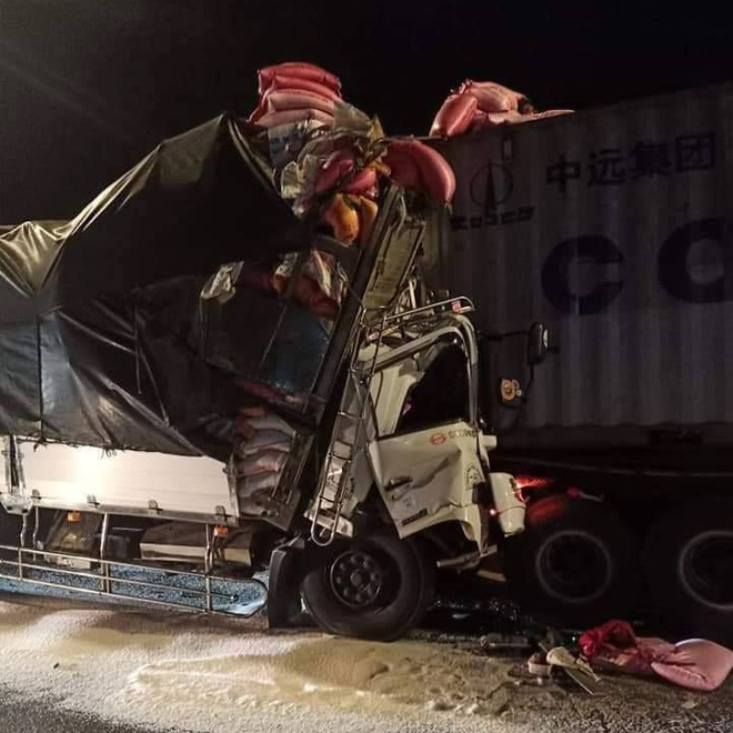 TP.HCM: Xe tải tông cực mạnh vào đuôi container trên quốc lộ, 3 người chết thảm trong cabin - Ảnh 1.