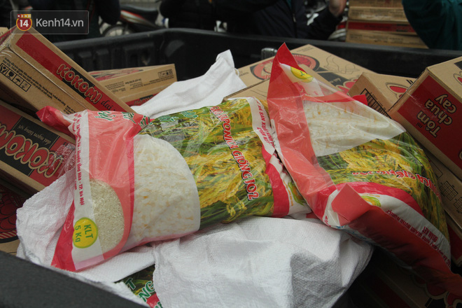 Hàng trăm thùng mỳ gói, nước lọc cùng 3,5 tạ gạo được tăng cường cho người dân cách ly tại Trúc Bạch - Ảnh 6.