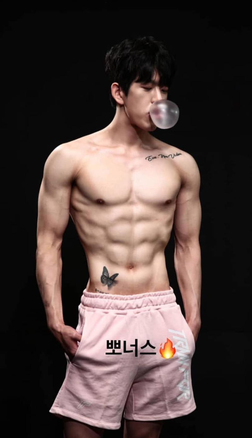 2 nam idol Kpop khoe thành tích giảm cân đáng nể để có thân hình 6 múi