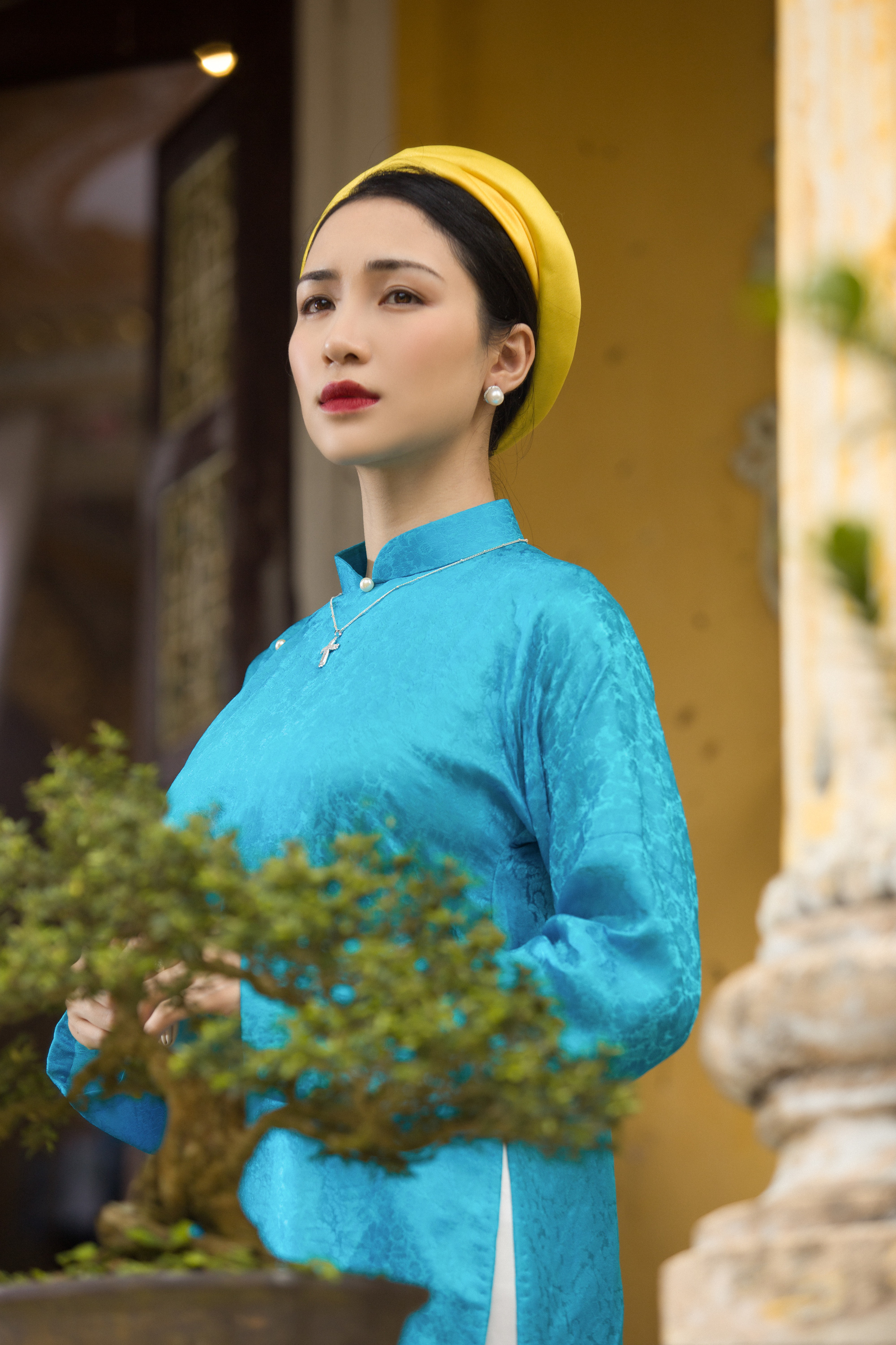 Từ teaser MV với bối cảnh triều Nguyễn đến đoạn audio dài 1 phút, Hoà Minzy đã làm fan thổn thức chỉ biết thốt lên: Buồn thấu tâm can! - Ảnh 5. Từ teaser MV với bối cảnh triều Nguyễn đến đoạn audio dài 1 phút, Hoà Minzy đã làm fan thổn thức chỉ biết thốt lên: Buồn thấu tâm can! - Ảnh 5.