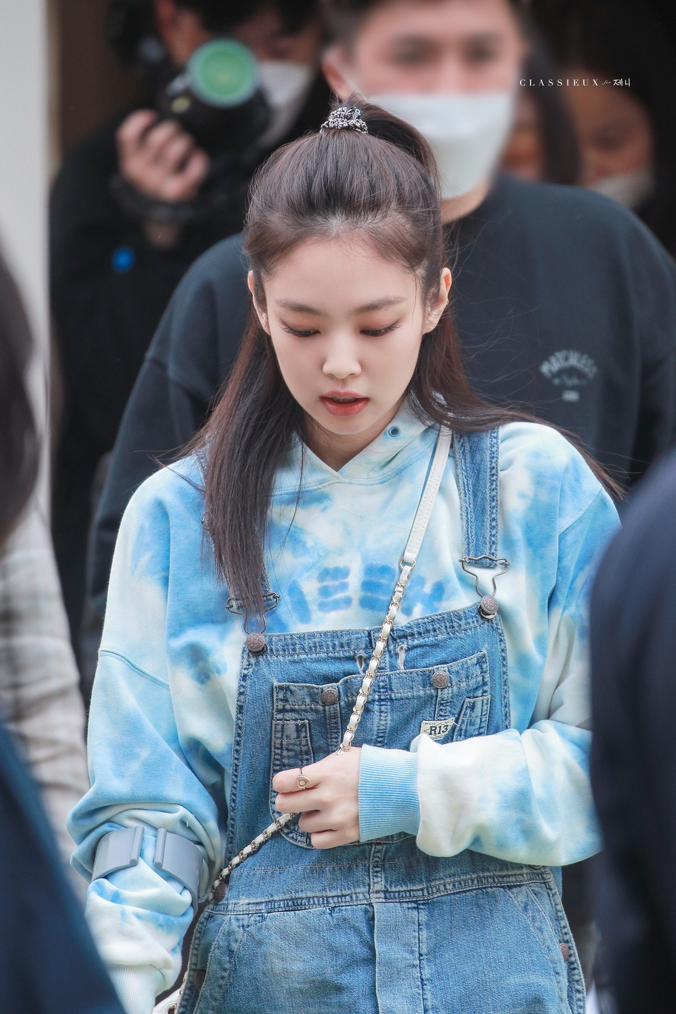 Style chọn chun buộc tóc của 3 girlgroup hàng đầu: Jennie, Joy diện phụ kiện xịn nhất, số còn lại chỉ mê đồ bình dân - Ảnh 5. Style chọn chun buộc tóc của 3 girlgroup hàng đầu: Jennie, Joy diện phụ kiện xịn nhất, số còn lại chỉ mê đồ bình dân - Ảnh 5.