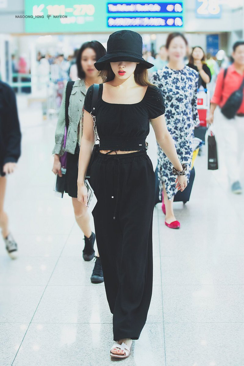 Style chọn chun buộc tóc của 3 girlgroup hàng đầu: Jennie, Joy diện phụ kiện xịn nhất, số còn lại chỉ mê đồ bình dân - Ảnh 8. Style chọn chun buộc tóc của 3 girlgroup hàng đầu: Jennie, Joy diện phụ kiện xịn nhất, số còn lại chỉ mê đồ bình dân - Ảnh 8.