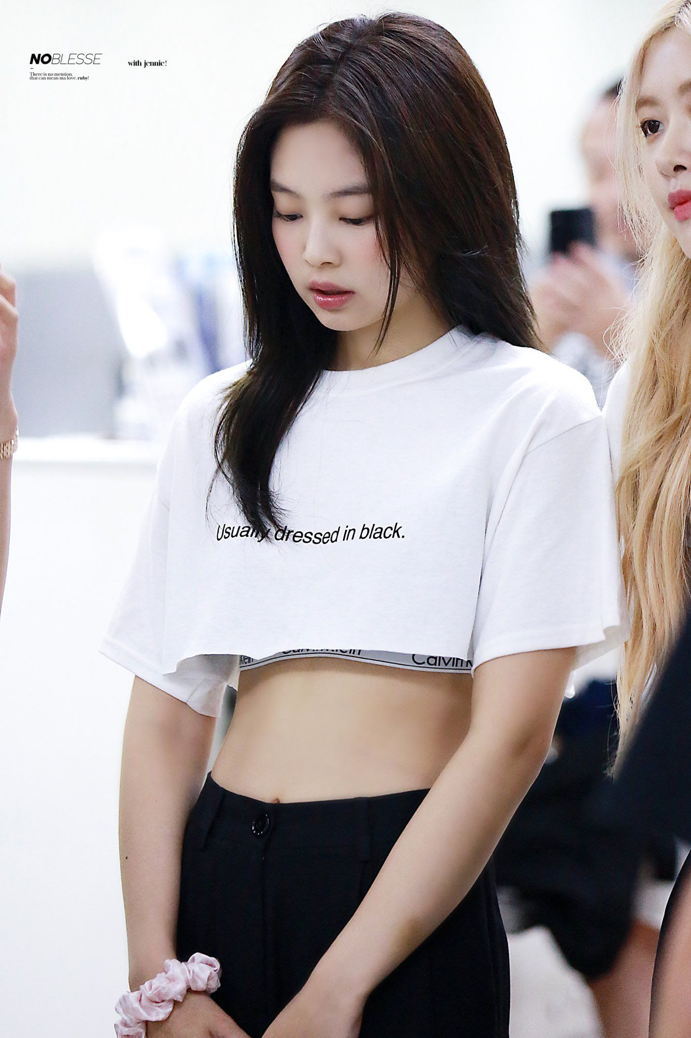 Style chọn chun buộc tóc của 3 girlgroup hàng đầu: Jennie, Joy diện phụ kiện xịn nhất, số còn lại chỉ mê đồ bình dân - Ảnh 4. Style chọn chun buộc tóc của 3 girlgroup hàng đầu: Jennie, Joy diện phụ kiện xịn nhất, số còn lại chỉ mê đồ bình dân - Ảnh 4.