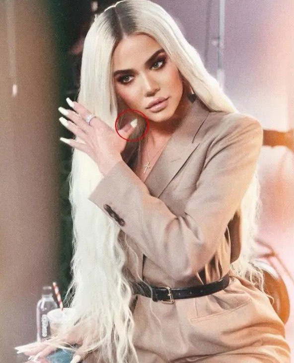 Những lần photoshop hỏng của chị em nhà Kardashian: Thân hình đồng hồ cát siêu khủng có giống như trong hình? - Ảnh 8.