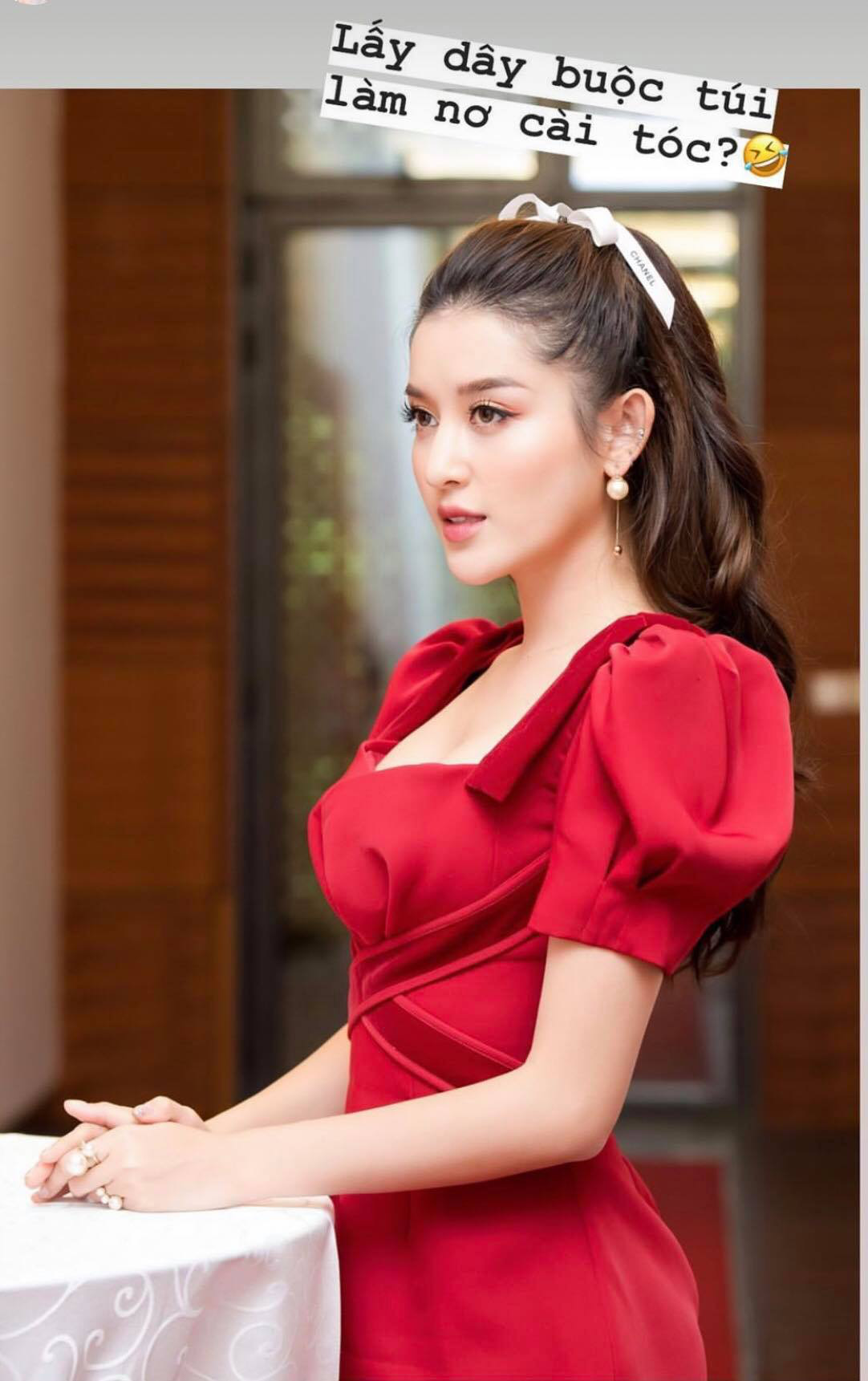 Chỉ một sợi ruy băng Chanel: Jennie buộc tóc cực sang chảnh, Lan Ngọc - Huyền My thi nhau học theo nhưng hài nhất lại là Hari Won - Ảnh 4. Chỉ một sợi ruy băng Chanel: Jennie buộc tóc cực sang chảnh, Lan Ngọc - Huyền My thi nhau học theo nhưng hài nhất lại là Hari Won - Ảnh 4.