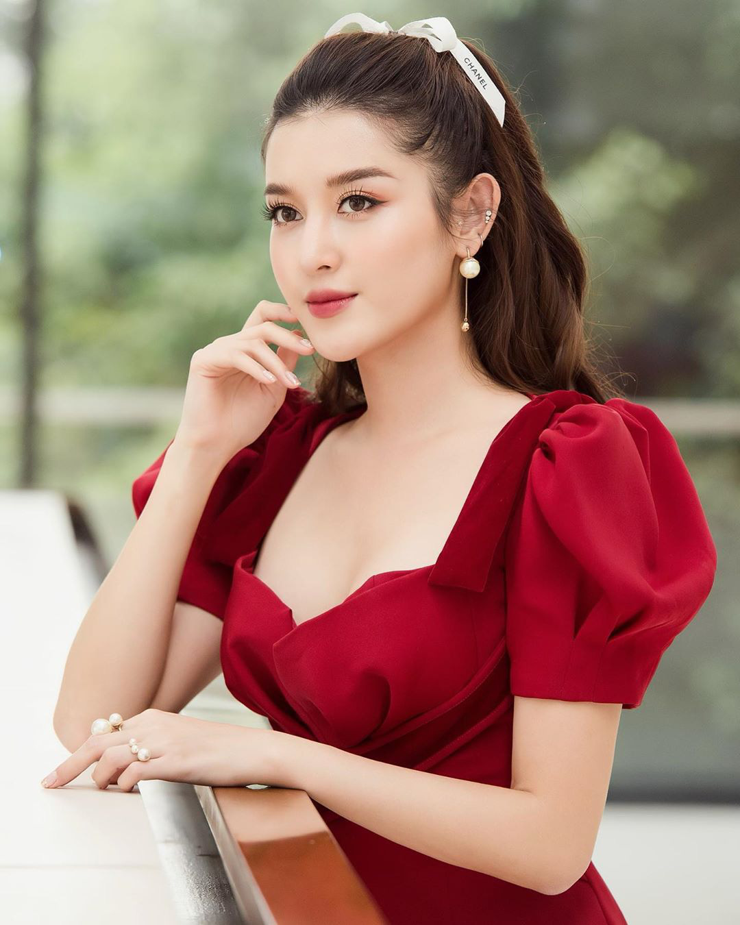 Chỉ một sợi ruy băng Chanel: Jennie buộc tóc cực sang chảnh, Lan Ngọc - Huyền My thi nhau học theo nhưng hài nhất lại là Hari Won - Ảnh 5. Chỉ một sợi ruy băng Chanel: Jennie buộc tóc cực sang chảnh, Lan Ngọc - Huyền My thi nhau học theo nhưng hài nhất lại là Hari Won - Ảnh 5.