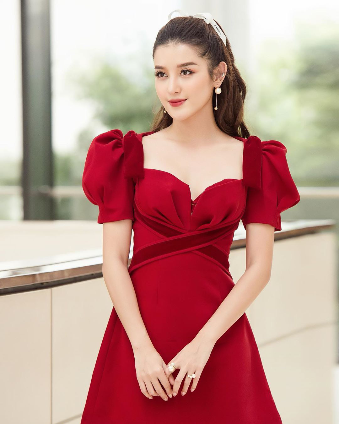 Chỉ một sợi ruy băng Chanel: Jennie buộc tóc cực sang chảnh, Lan Ngọc - Huyền My thi nhau học theo nhưng hài nhất lại là Hari Won - Ảnh 6. Chỉ một sợi ruy băng Chanel: Jennie buộc tóc cực sang chảnh, Lan Ngọc - Huyền My thi nhau học theo nhưng hài nhất lại là Hari Won - Ảnh 6.