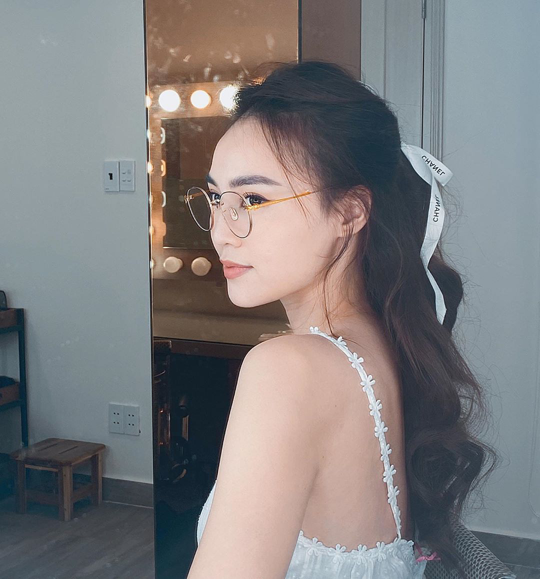 Chỉ một sợi ruy băng Chanel: Jennie buộc tóc cực sang chảnh, Lan Ngọc - Huyền My thi nhau học theo nhưng hài nhất lại là Hari Won - Ảnh 8. Chỉ một sợi ruy băng Chanel: Jennie buộc tóc cực sang chảnh, Lan Ngọc - Huyền My thi nhau học theo nhưng hài nhất lại là Hari Won - Ảnh 8.
