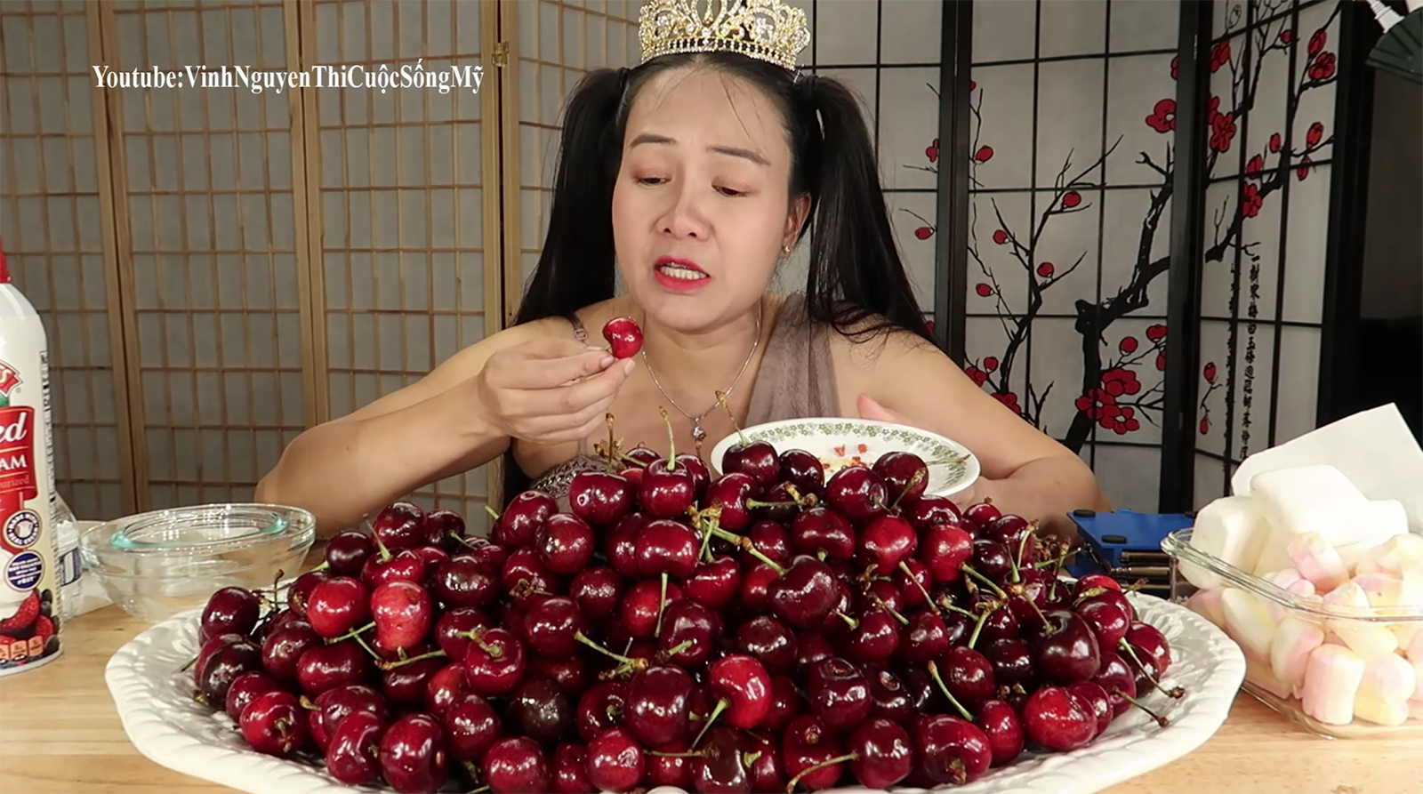 Danh hiệu học sinh giỏi cấp Youtube môn diễn tả đồ ăn gọi tên Vinh Nguyễn Thị: miêu tả chân thực đến từng miếng cắn là như thế này sao? - Ảnh 2. Danh hiệu học sinh giỏi cấp Youtube môn diễn tả đồ ăn gọi tên Vinh Nguyễn Thị: miêu tả chân thực đến từng miếng cắn là như thế này sao? - Ảnh 2.
