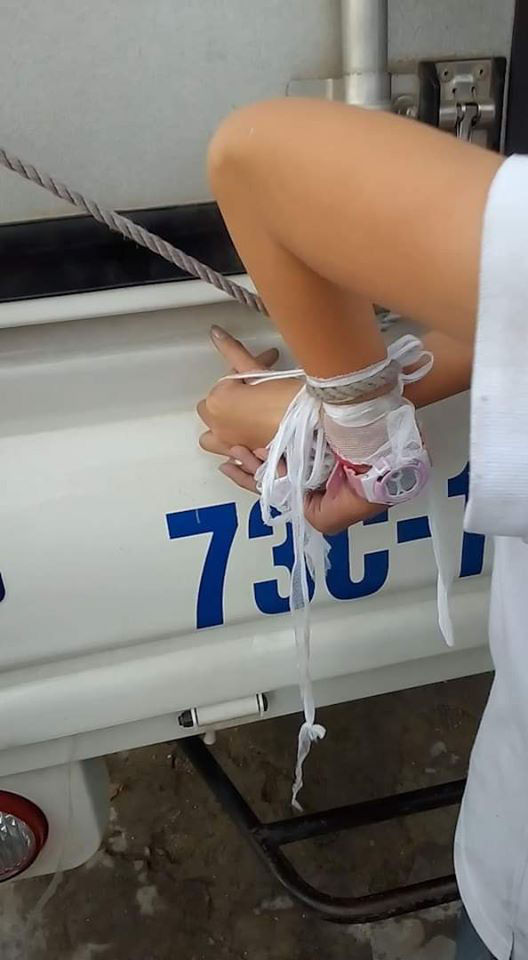 Hình ảnh bé gái 12 tuổi bị mẹ cột chân, trói tay phía sau xe tải vì trộm tiền gây xôn xao - Ảnh 2.