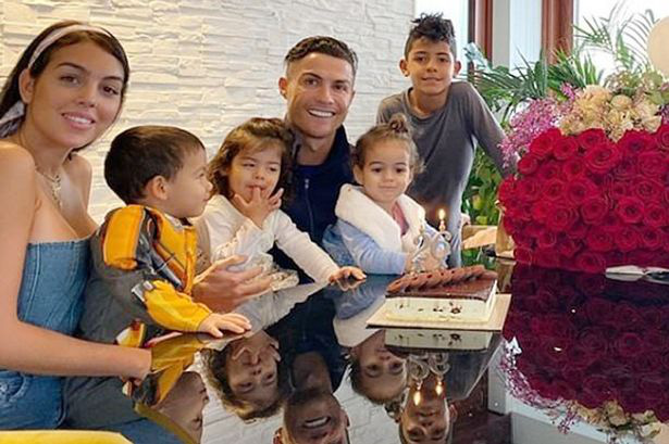 Bạn gái Ronaldo khiến dân tình nháo nhào với bài đăng đầy ẩn ý trên trang cá nhân, truyền thông đồn đoán cô nàng đang mang bầu lần thứ hai - Ảnh 3.