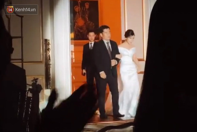 Xúc động khoảnh khắc cô dâu Viên Minh mặc váy cưới, khoác tay cha trước khi hẹn ước trăm năm cùng Công Phượng - Ảnh 2.