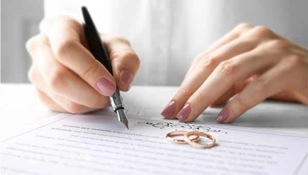 Vì sao phải ghi tên người dự định cưới trong giấy xác nhận độc thân để kết hôn? - Ảnh 1.