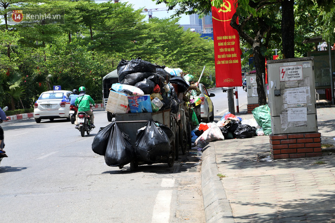 Ảnh: Đường phố Hà Nội ngập trong biển rác, nhiều người dân phải di tản vì phát ốm với mùi hôi thối - Ảnh 13.