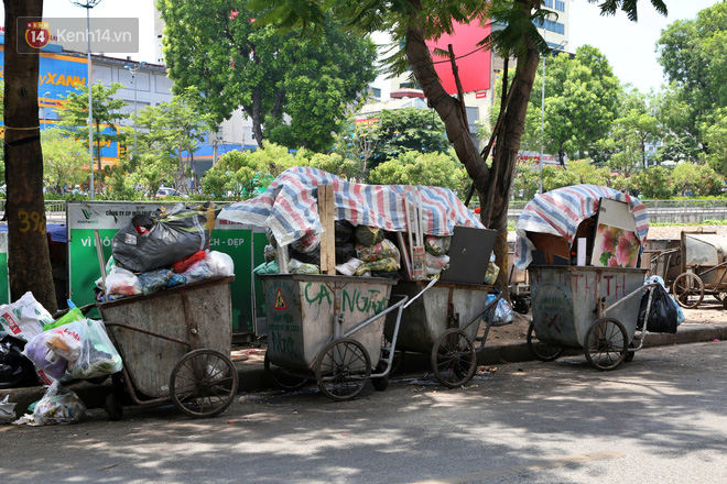 Ảnh: Đường phố Hà Nội ngập trong biển rác, nhiều người dân phải di tản vì phát ốm với mùi hôi thối - Ảnh 14.