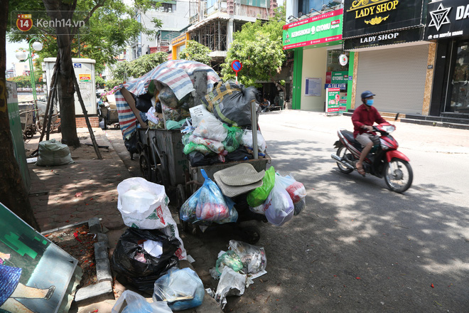 Ảnh: Đường phố Hà Nội ngập trong biển rác, nhiều người dân phải di tản vì phát ốm với mùi hôi thối - Ảnh 15.