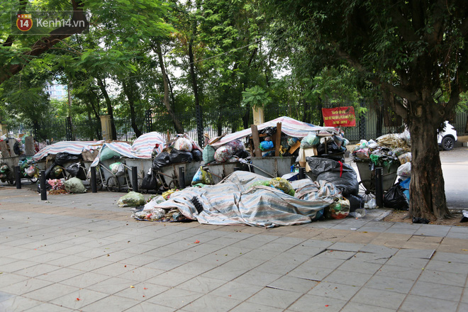 Ảnh: Đường phố Hà Nội ngập trong biển rác, nhiều người dân phải di tản vì phát ốm với mùi hôi thối - Ảnh 2.