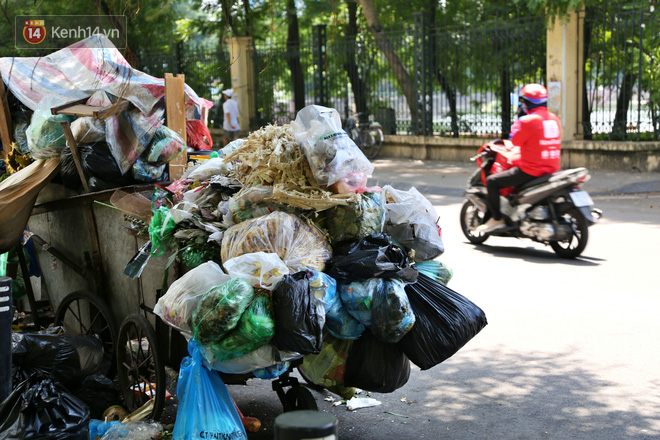 Ảnh: Đường phố Hà Nội ngập trong biển rác, nhiều người dân phải di tản vì phát ốm với mùi hôi thối - Ảnh 8.