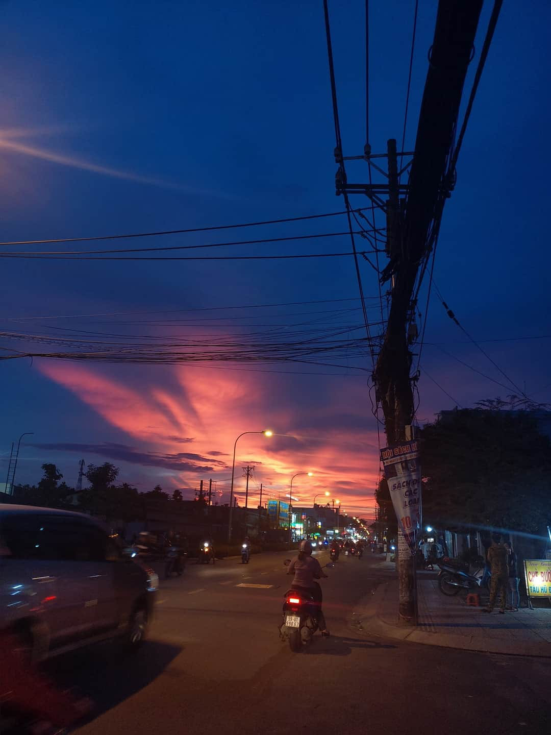 Dân mạng rần rần chia sẻ bầu trời hoàng hôn ở Sài Gòn có hình ảnh tuyệt đẹp