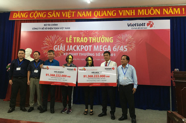 Một nữ kế toán và một bà nội trợ cùng nhận độc đắc khủng hơn 91 tỷ đồng: Trở thành nữ tỷ phú khi mua vé cầu may trên đường về thăm nhà - Ảnh 1.