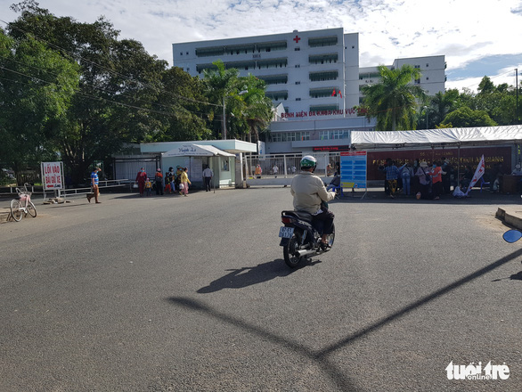 Dịch Covid-19 ngày 11/8: Đà Nẵng tiếp tục cách ly xã hội không xác định thời hạn, mỗi gia đình chỉ được đi chợ 3 ngày 1 lần - Ảnh 1.