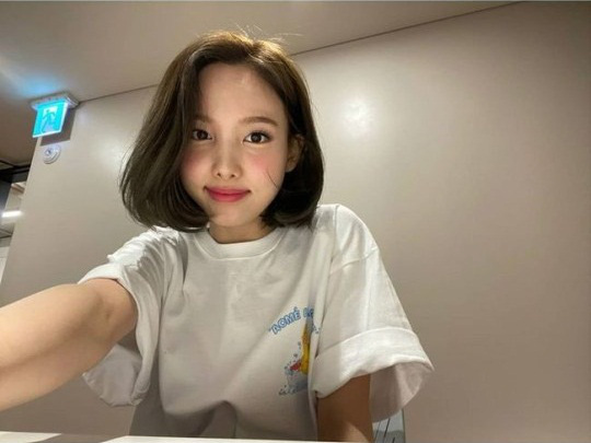 Dàn mỹ nhân TWICE bị nghi mặc áo có dòng chữ tục tĩu, sau cả tháng Nayeon mới đứng lên làm rõ sự thật - Ảnh 3.