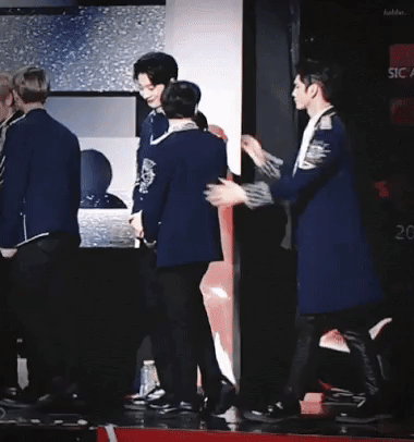 Loạt khoảnh khắc chênh lệch vóc dáng gây sốt của idol Hàn: MAMAMOO lộ chiều cao thật, BTS gây lú vì em lớn hơn anh - Ảnh 11. Loạt khoảnh khắc chênh lệch vóc dáng gây sốt của idol Hàn: MAMAMOO lộ chiều cao thật, BTS gây lú vì em lớn hơn anh - Ảnh 11.