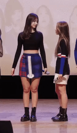Loạt khoảnh khắc chênh lệch vóc dáng gây sốt của idol Hàn: MAMAMOO lộ chiều cao thật, BTS gây lú vì em lớn hơn anh - Ảnh 13. Loạt khoảnh khắc chênh lệch vóc dáng gây sốt của idol Hàn: MAMAMOO lộ chiều cao thật, BTS gây lú vì em lớn hơn anh - Ảnh 13.