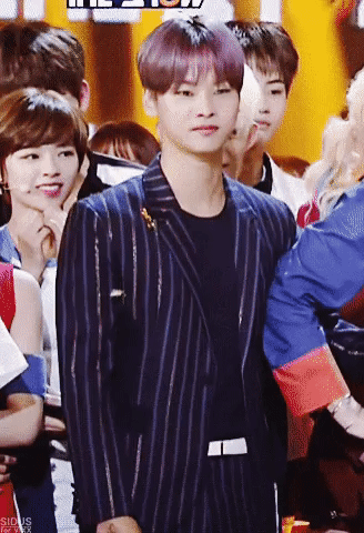 Loạt khoảnh khắc chênh lệch vóc dáng gây sốt của idol Hàn: MAMAMOO lộ chiều cao thật, BTS gây lú vì em lớn hơn anh - Ảnh 7. Loạt khoảnh khắc chênh lệch vóc dáng gây sốt của idol Hàn: MAMAMOO lộ chiều cao thật, BTS gây lú vì em lớn hơn anh - Ảnh 7.