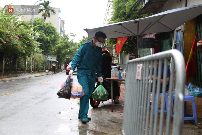 Ảnh: Lực lượng chức năng túc trực, hỗ trợ cung cấp nhu yếu phẩm vào khu cách ly tại Phúc Diễn nơi bệnh nhân 714 sinh sống - Ảnh 7.