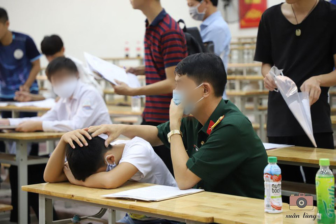 Con trai gục mặt xuống bàn vì làm hồ sơ quá lâu, người bố liền xoa bóp, thì thầm động viên tinh thần - Ảnh 1. Con trai gục mặt xuống bàn vì làm hồ sơ quá lâu, người bố liền xoa bóp, thì thầm động viên tinh thần - Ảnh 1.