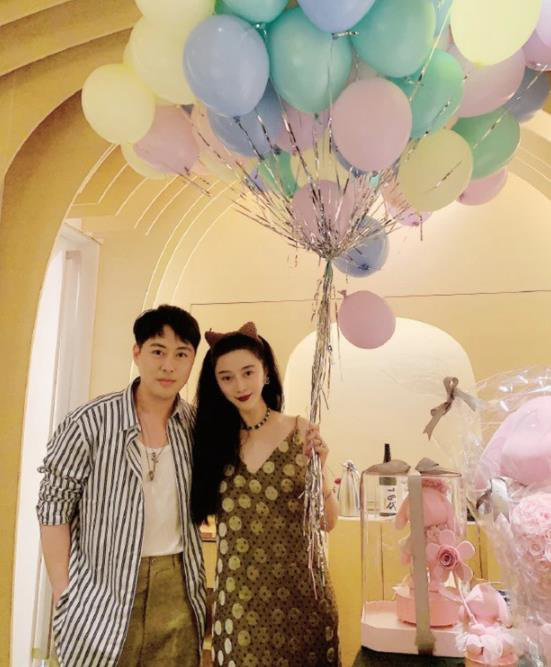 Sau nghi vấn tỏ tình Lý Thần, Phạm Băng Băng rạng rỡ đón sinh nhật, mặc váy rộng cố ý che vòng 2 làm rộ nghi vấn bầu bí - Ảnh 3. Sau nghi vấn tỏ tình Lý Thần, Phạm Băng Băng rạng rỡ đón sinh nhật, mặc váy rộng cố ý che vòng 2 làm rộ nghi vấn bầu bí - Ảnh 3.