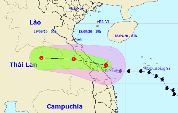 Bão số 5 đổ bộ gây mưa to gió giật kinh hoàng ở Huế, cây gãy la liệt trên đường, nhiều nhà dân tốc mái - Ảnh 1.