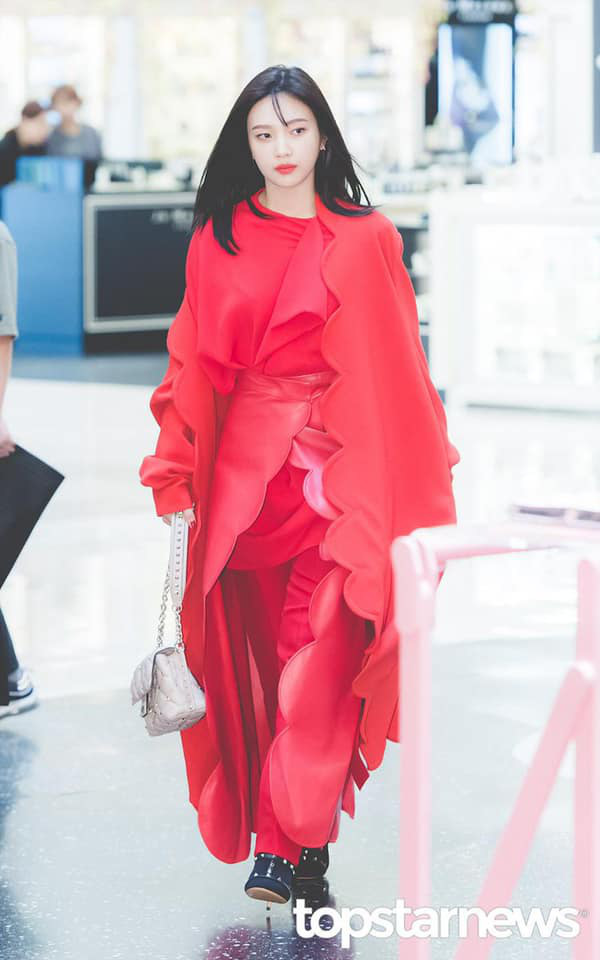Đẳng cấp thánh body Red Velvet: Mặc kín mít mà vẫn không bị dìm dáng, nhan sắc rạng rỡ chấp hết camera thường - Ảnh 2. Đẳng cấp thánh body Red Velvet: Mặc kín mít mà vẫn không bị dìm dáng, nhan sắc rạng rỡ chấp hết camera thường - Ảnh 2.