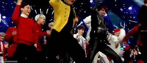 Dân tình náo loạn vì bức ảnh cuộc gặp lịch sử Kpop: 2 kỳ tích Billboard V (BTS) và PSY thân mật, nhưng tư thế cứ sai sai? - Ảnh 7. Dân tình náo loạn vì bức ảnh cuộc gặp lịch sử Kpop: 2 kỳ tích Billboard V (BTS) và PSY thân mật, nhưng tư thế cứ sai sai? - Ảnh 7.