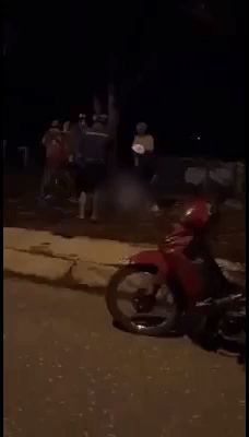 Clip: Cô gái bị đánh hội đồng và lột sạch quần áo trên đường phố, nghi do cặp kè với người đàn ông đã có gia đình - Ảnh 2. Clip: Cô gái bị đánh hội đồng và lột sạch quần áo trên đường phố, nghi do cặp kè với người đàn ông đã có gia đình - Ảnh 2.