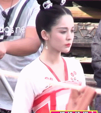 Cổ Lực Na Trát bị soi biểu cảm đơ cứng ở phim mới, diễn thế này mà tranh suất chiếu của Triệu Lệ Dĩnh ư? - Ảnh 4. Cổ Lực Na Trát bị soi biểu cảm đơ cứng ở phim mới, diễn thế này mà tranh suất chiếu của Triệu Lệ Dĩnh ư? - Ảnh 4.