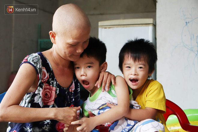 Bị ung thư buồng trứng vẫn gắng gượng đi làm, người mẹ cố sống từng ngày để lo cho đứa con khờ bệnh tật - Ảnh 11.