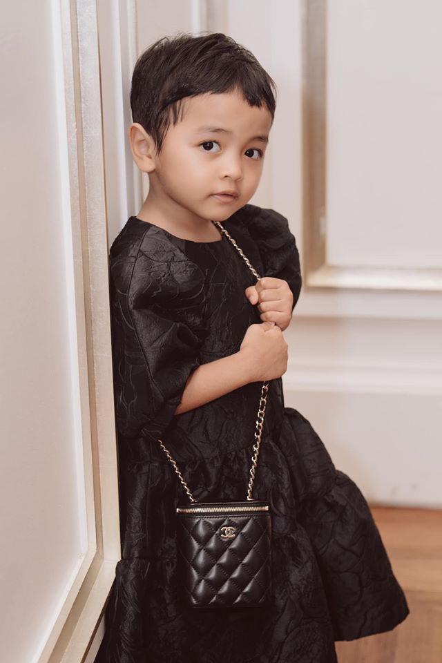 Làm con nuôi của Đỗ Mạnh Cường thích thật, mới 4 tuổi đã được bố tặng túi Chanel đắt giá, sinh nhật được tổ chức hẳn ngoài biển! - Ảnh 4.