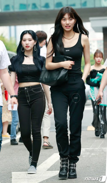 Loạt khoảnh khắc show body ngoài đời thực của dàn idol: Lisa (BLACKPINK) chuẩn búp bê sống, bờ vai Thái Bình Dương của Jin (BTS) khiến fan phát sốt - Ảnh 11. Loạt khoảnh khắc show body ngoài đời thực của dàn idol: Lisa (BLACKPINK) chuẩn búp bê sống, bờ vai Thái Bình Dương của Jin (BTS) khiến fan phát sốt - Ảnh 11.