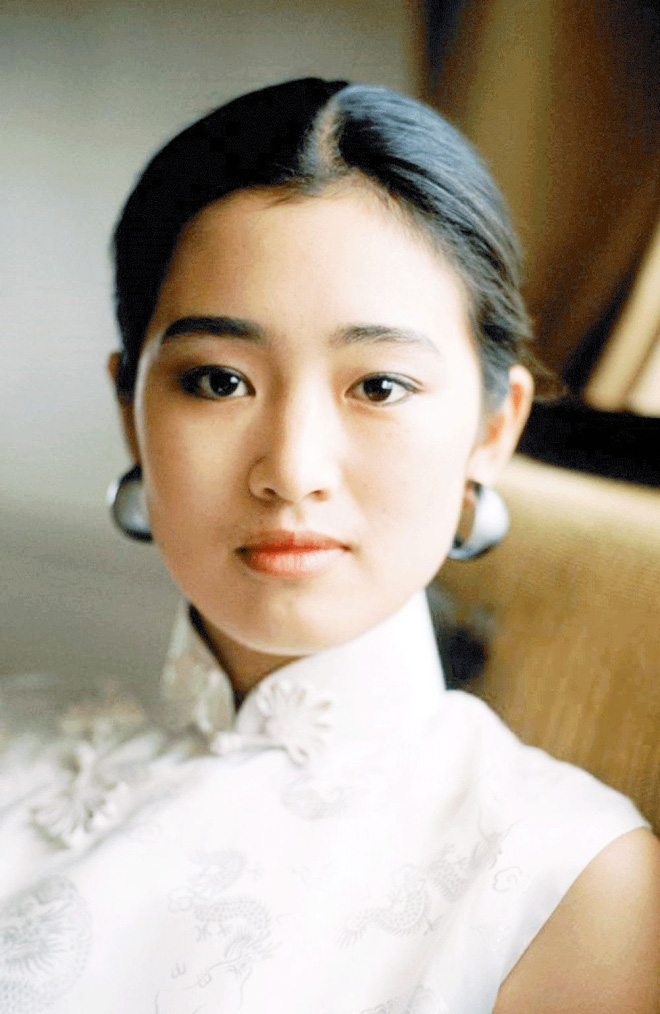 Phù thuỷ Mulan Củng Lợi: Tiểu tam phá nát gia đình Trương Nghệ Mưu, hôn nhân lỡ dở với tỷ phú thành chị đại phương Tây kính nể - Ảnh 10. Phù thuỷ Mulan Củng Lợi: Tiểu tam phá nát gia đình Trương Nghệ Mưu, hôn nhân lỡ dở với tỷ phú thành chị đại phương Tây kính nể - Ảnh 10.