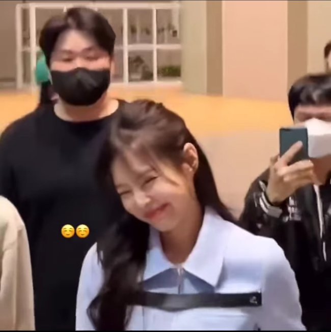 Clip hot Jennie BLACKPINK có biểu cảm đắt giá hiếm thấy khi bất ngờ được khán giả ca tụng