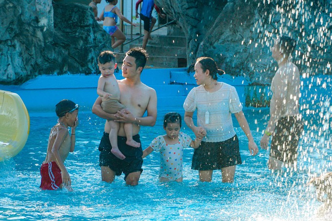 Nắng nóng gay gắt hàng ngàn người đổ về Công viên nước Hồ Tây giải nhiệt