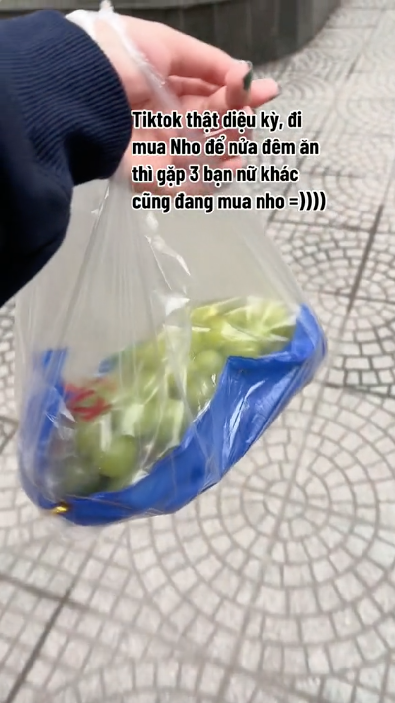 Trend hot nhất TikTok ngày đầu năm mới Hội độc thân rủ nhau xuống gầm bàn ngồi ăn nho vì ý