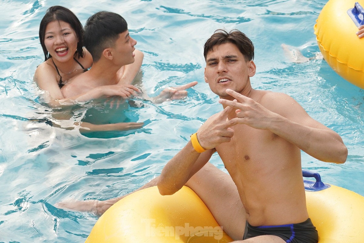 Nắng nóng gay gắt người dân đổ về bể bơi công viên nước giải nhiệt cuối tuần