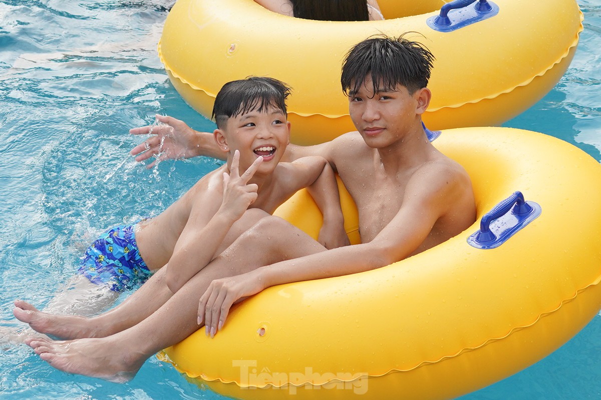 Nắng nóng gay gắt người dân đổ về bể bơi công viên nước giải nhiệt cuối tuần