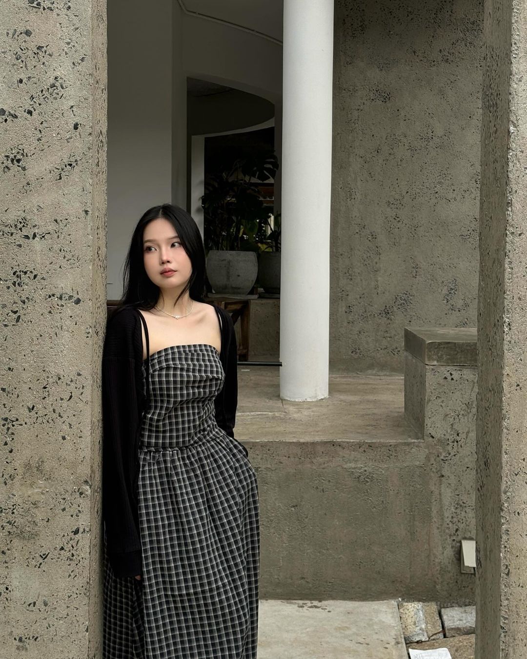 Chỉ mặc outfit 2 màu trắng đen hot Instagram quẩy mọi style thấy mê Nấm lùn có gu là đây