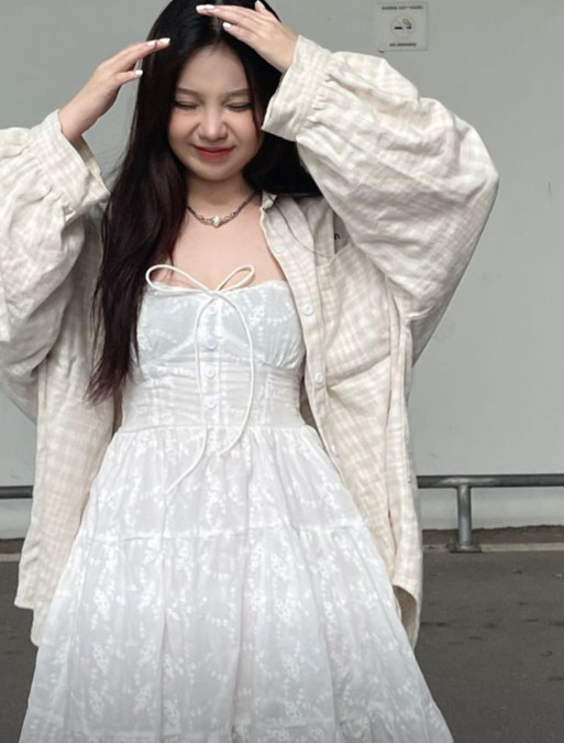 Chỉ mặc outfit 2 màu trắng đen hot Instagram quẩy mọi style thấy mê Nấm lùn có gu là đây